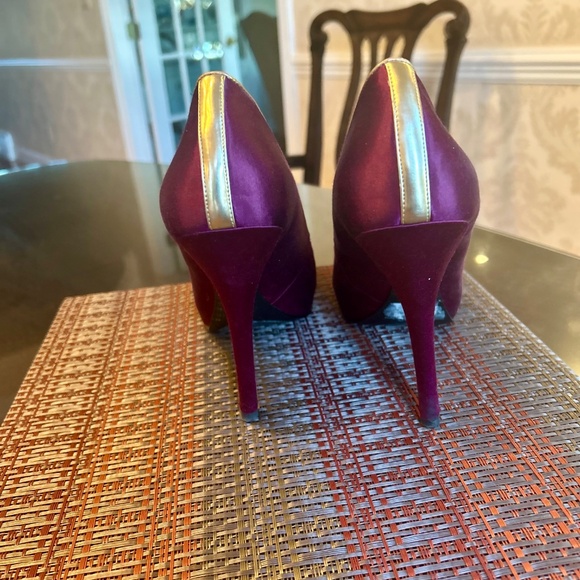 Nine West Burgundy Satin Peep Toe Pumps with Gold Piping and Stripe- Size 10 - Picture 6 of 8
